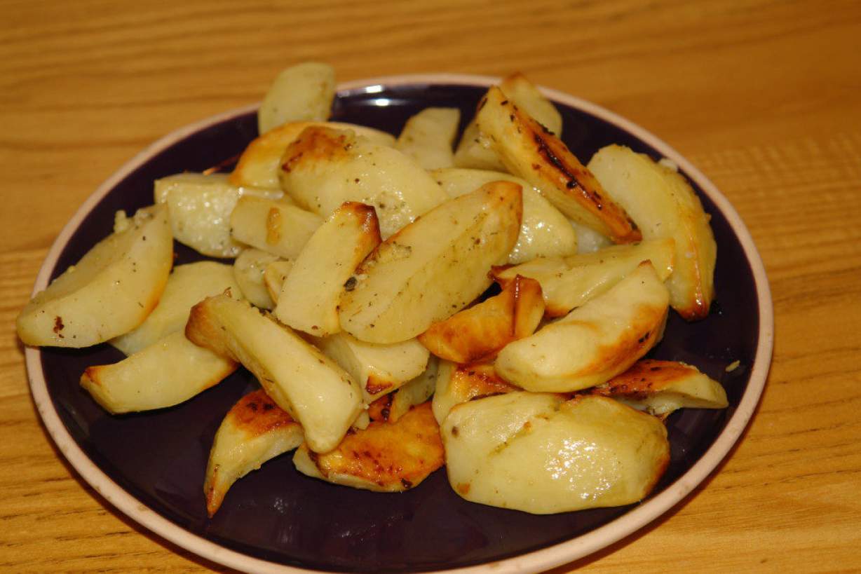 Картопля запечена часточками в духовці, з часником