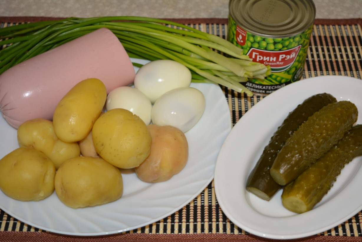 Салат Олів'є класичний, з ковбасою і солоними огірками