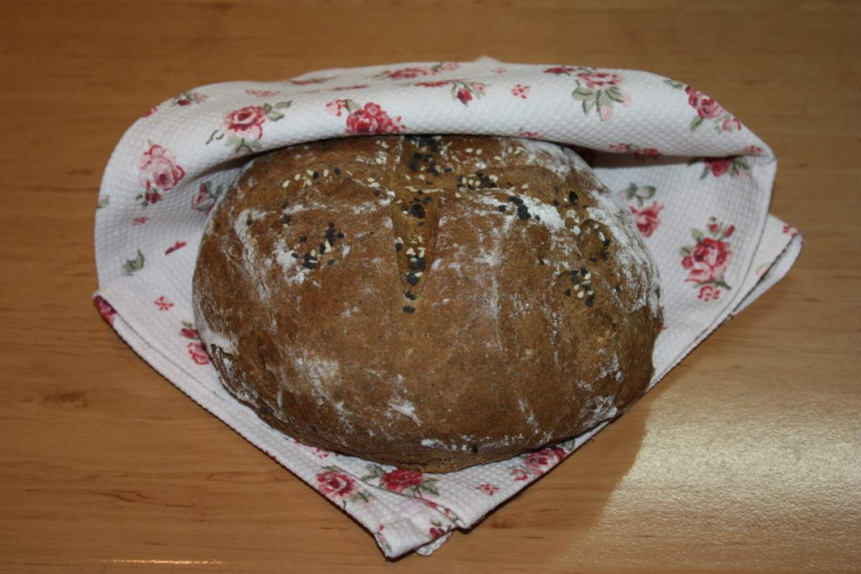 Домашній житній хліб на меду, з коріандром і насінням кунжуту, спечений у духовці