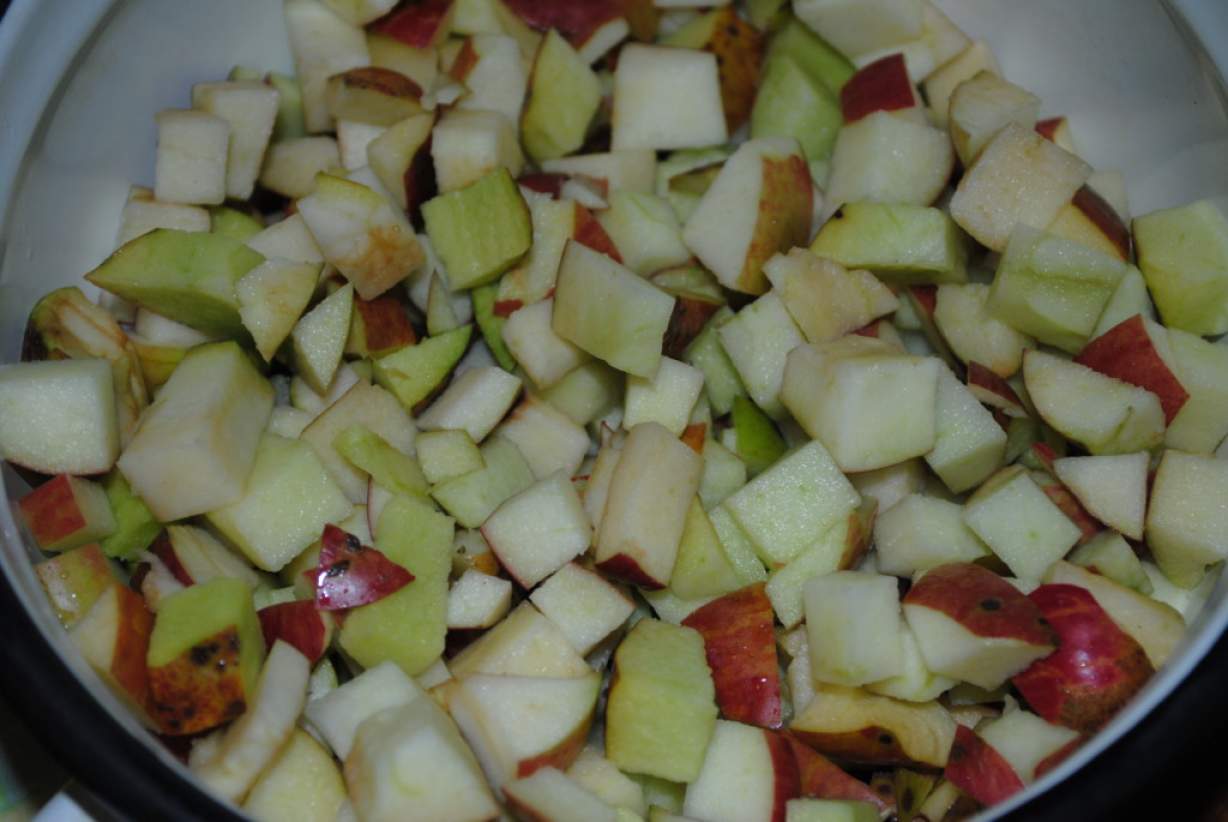 Пишний пиріг на кефірі з яблуками і горіхами