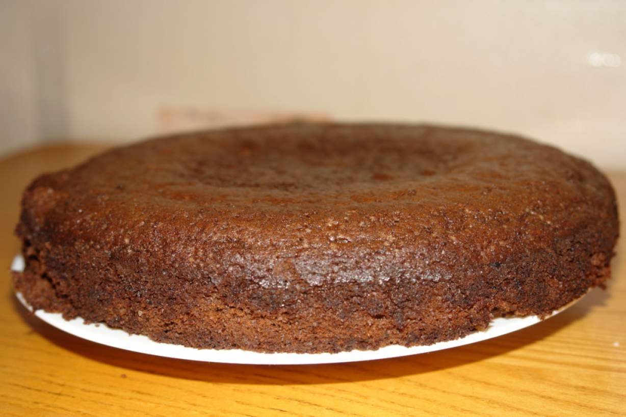 Простий шоколадний бісквітний торт з желейным сметанним кремом