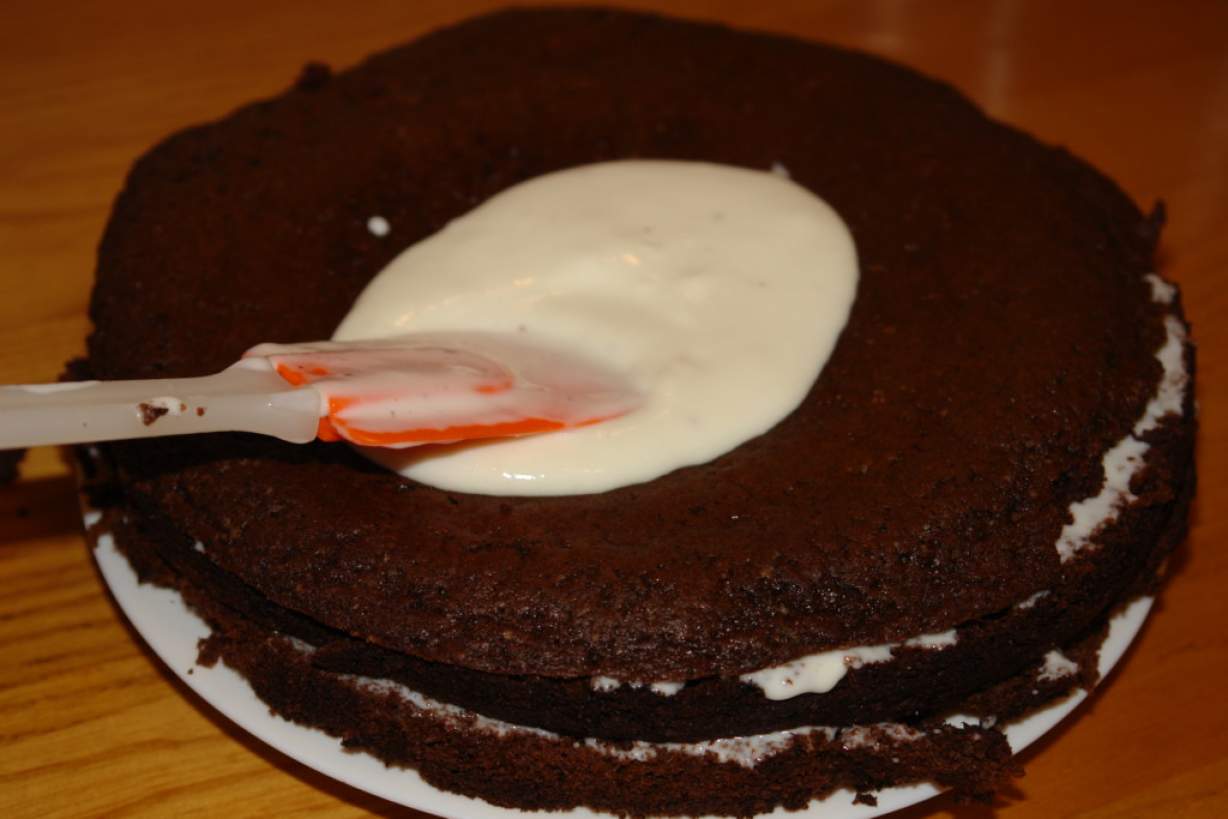 Простий шоколадний бісквітний торт з желейным сметанним кремом