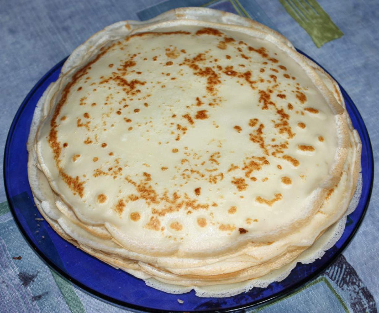 Млинцевий пиріг з грибами, сиром і овочами в духовці