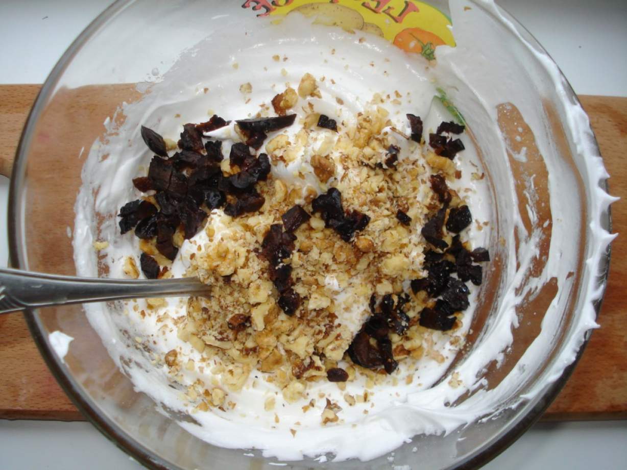 Домашнє тістечко безе з горіхами і сухофруктами в духовці