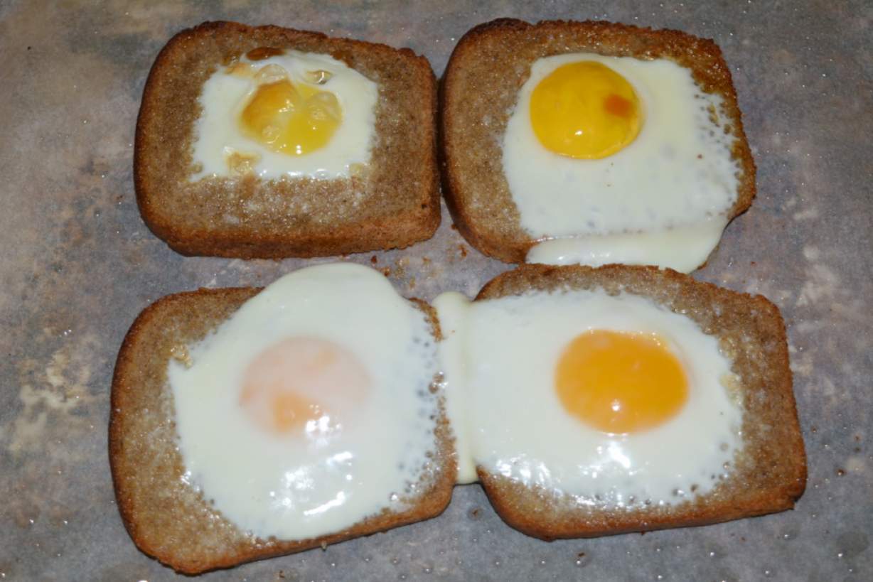 Домашні грінки з чорного хліба з яйцем в духовці