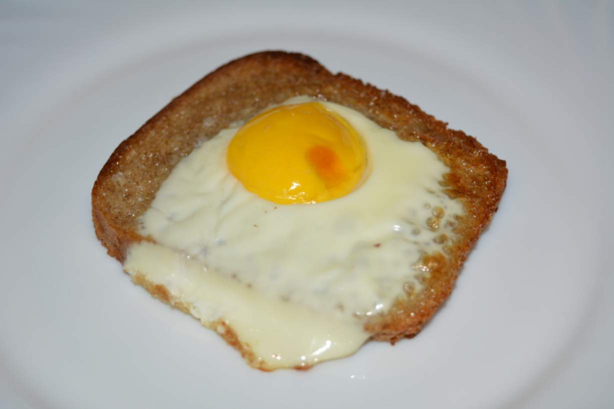 Домашні грінки з чорного хліба з яйцем в духовці