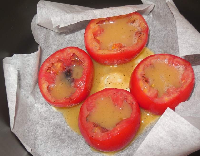Оригінальна яєчня-брехуха в помідорах або смачні помідори з яйцем і сиром