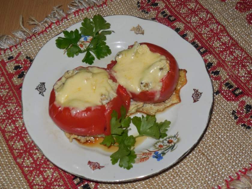 Оригінальна яєчня-брехуха в помідорах або смачні помідори з яйцем і сиром