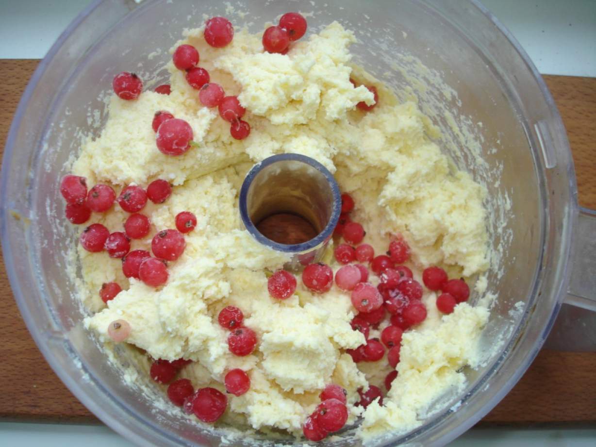 Смачні сирники з ягодами червоною смородиною на сковороді
