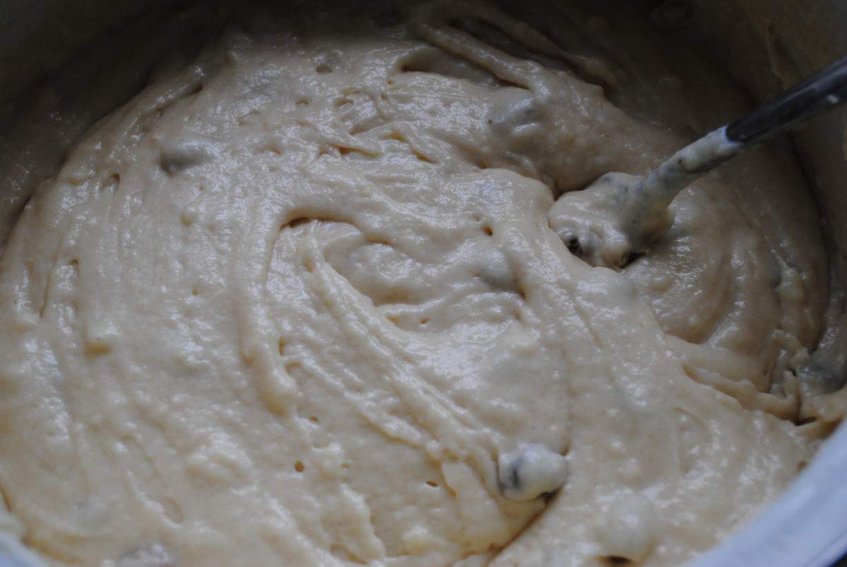 Простий і смачний кекс з родзинками на кефірі у формочках, спечений у духовці