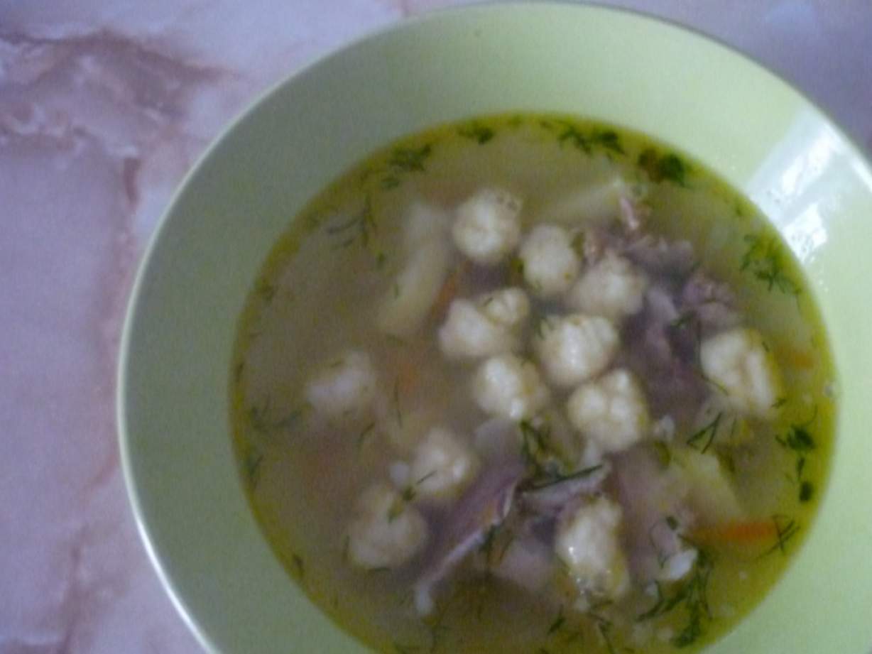 Домашній суп з галушками і м'ясом на свинячому бульйоні