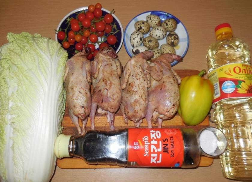 Ніжний салат із перепелиними яйцями, пекінською капустою, перепелиним м'ясом і помідорами черрі