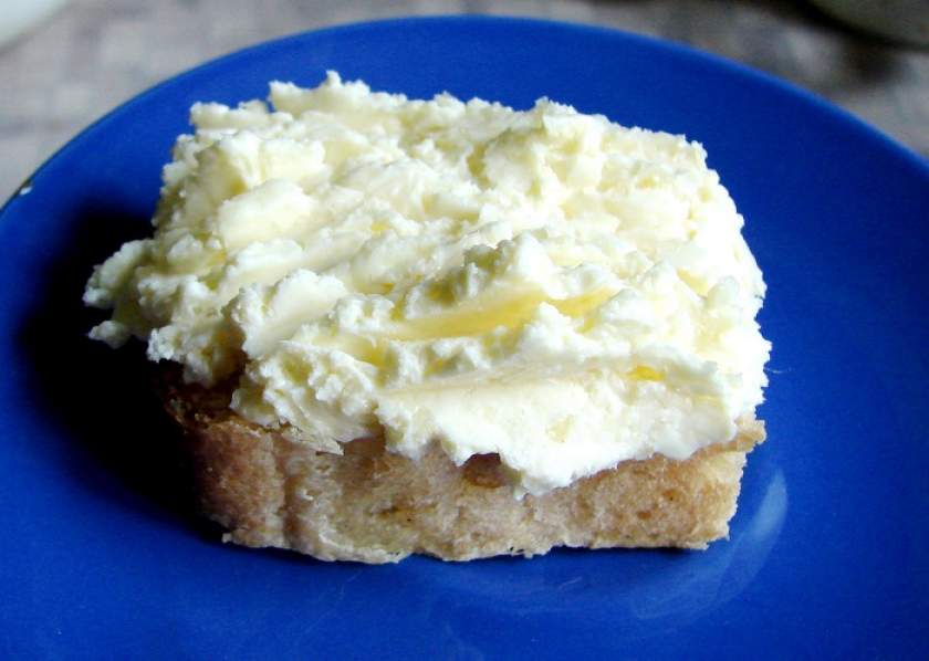 Корисне та смачне сирне масло з часником — намазки для бутербродів
