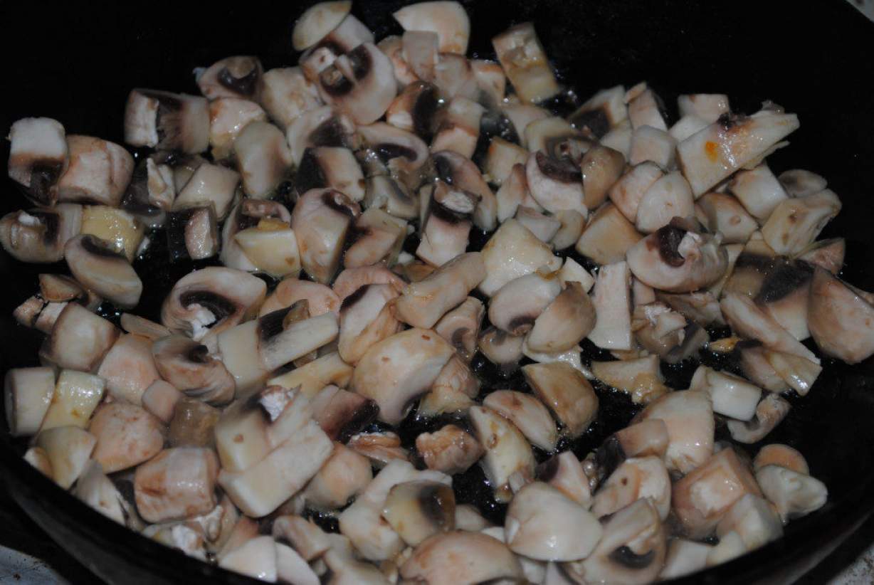 Тушкована капуста з грибами, томатною пастою або соком на сковороді