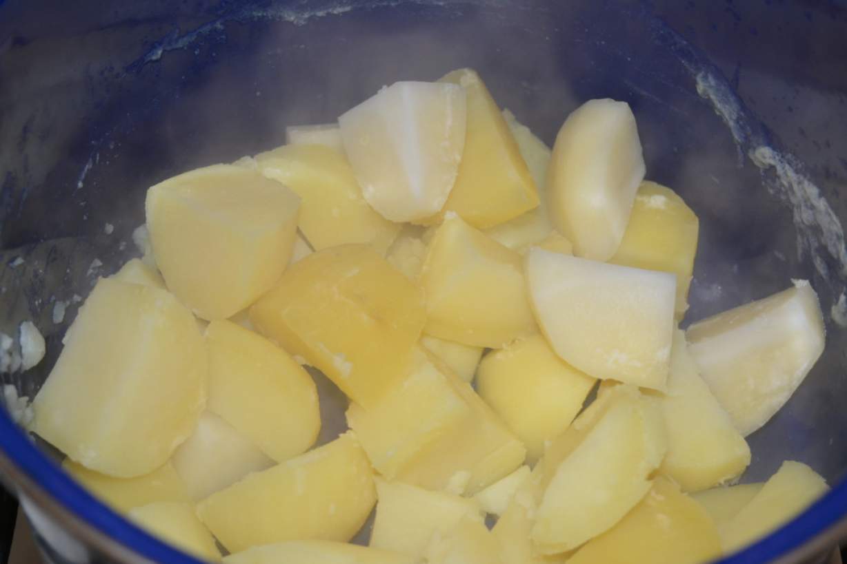 Смачне картопляне пюре з молоком і вершковим маслом без грудочок