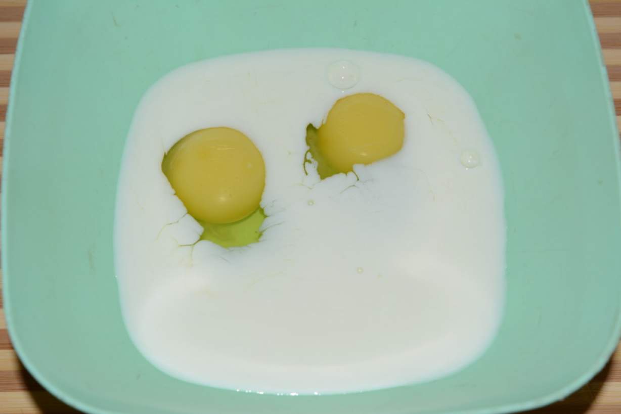 Солодкі грінки з батона з яйцем і молоком на сковороді