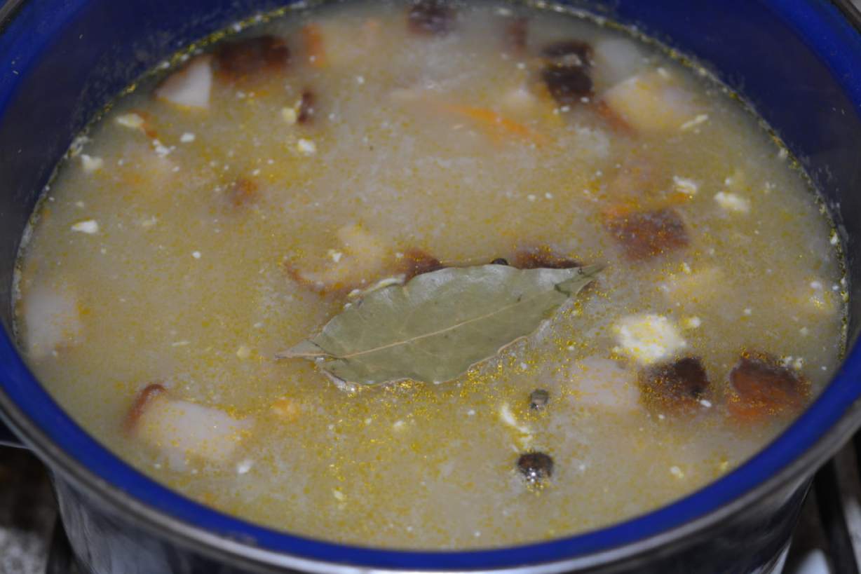 Смачний суп з білих свіжих грибів з плавленим сиром