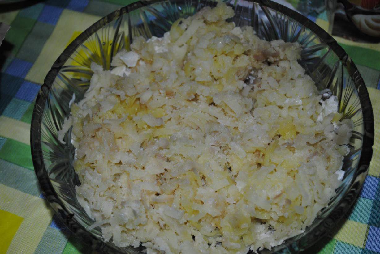 Листковий салат з грибами, сиром, яйцем, яблуком і майонезом