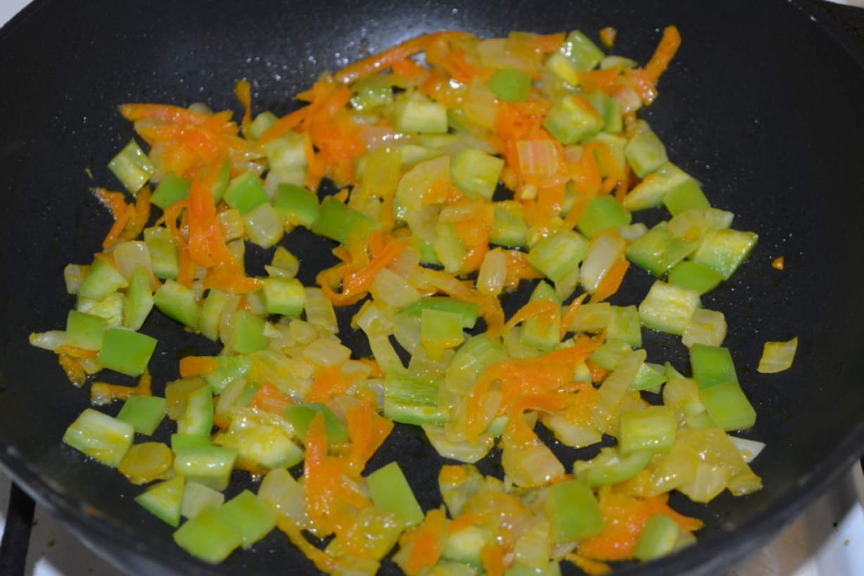 Смачна розсипчаста гречка з овочами на сковороді
