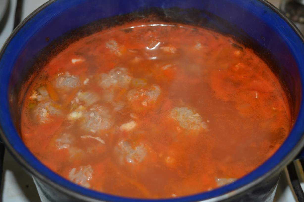 Смачний томатний суп з фрикадельками з консервованих помідорів у власному соку