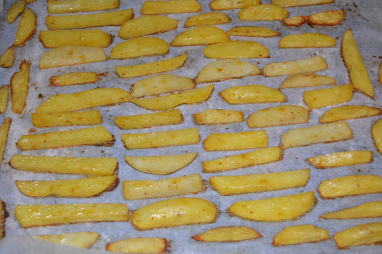 Хрумка картопля фрі, приготований в духовці
