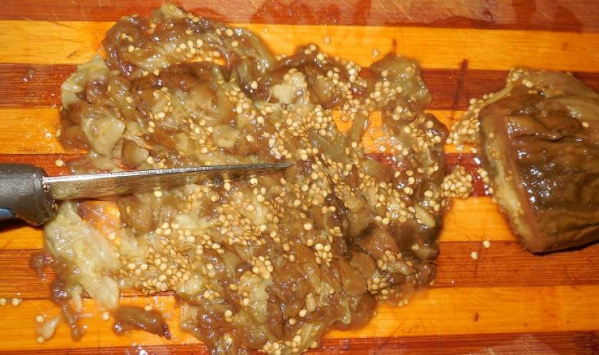 Сира ікра з запечених в духовці баклажан — дуже смачна літня закуска з печених баклажанів