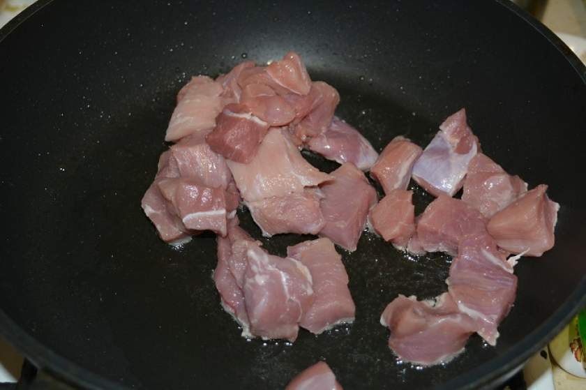 Смачна розсипчаста гречка з м'ясом на сковороді