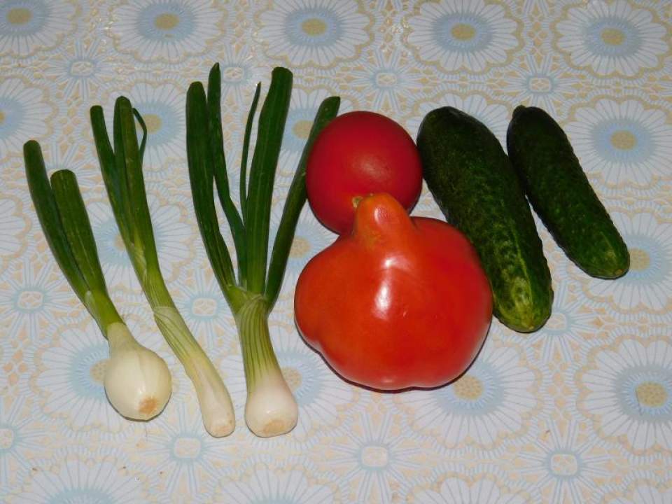 Селянський салат з сиром, огірком і помідором на обід або вечерю