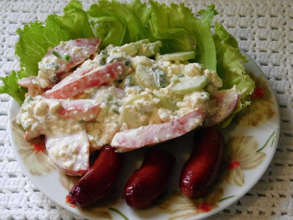 Селянський салат з сиром, огірком і помідором на обід або вечерю