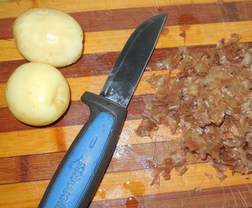 Смачна молода картопля запечена в духовці з м'ясом