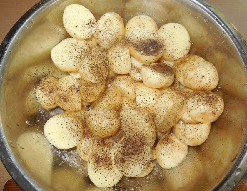 Смачна молода картопля запечена в духовці з м'ясом