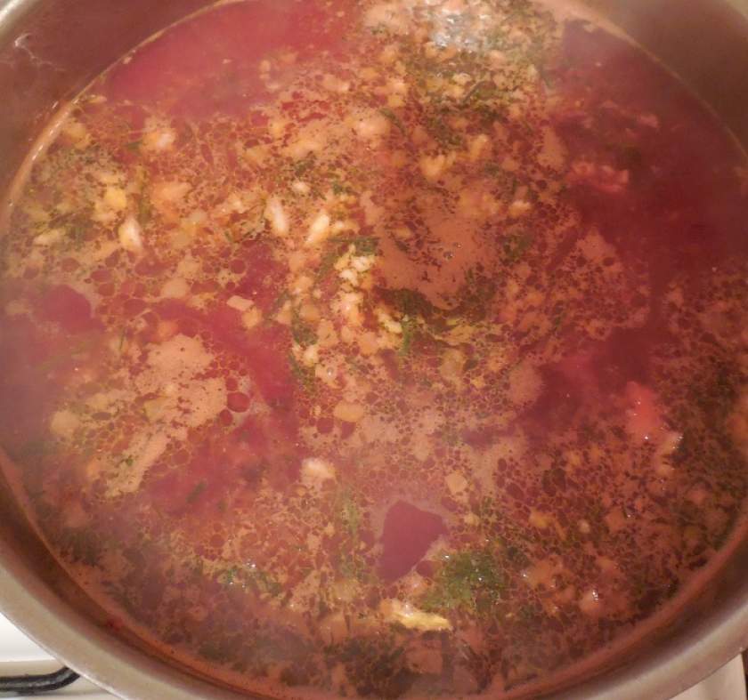 Класичний гарячий суп борщ з м'ясом