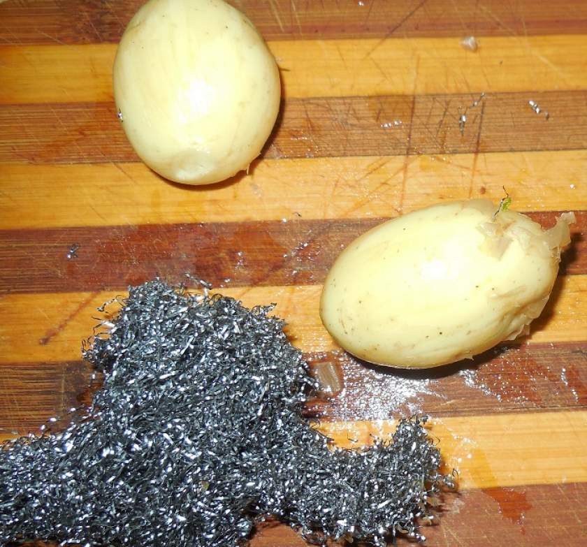 Смачна молода картопля в сметані з кропом і часником