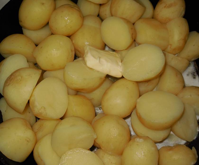 Смачна молода картопля в сметані з кропом і часником