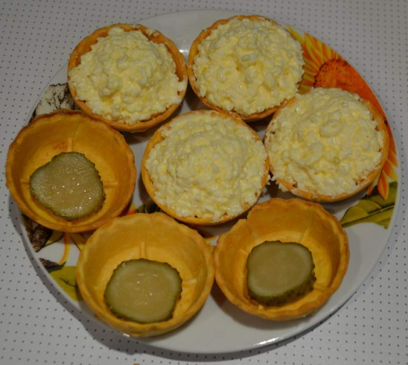 Смачні святкові тарталетки з сиром і яйцем