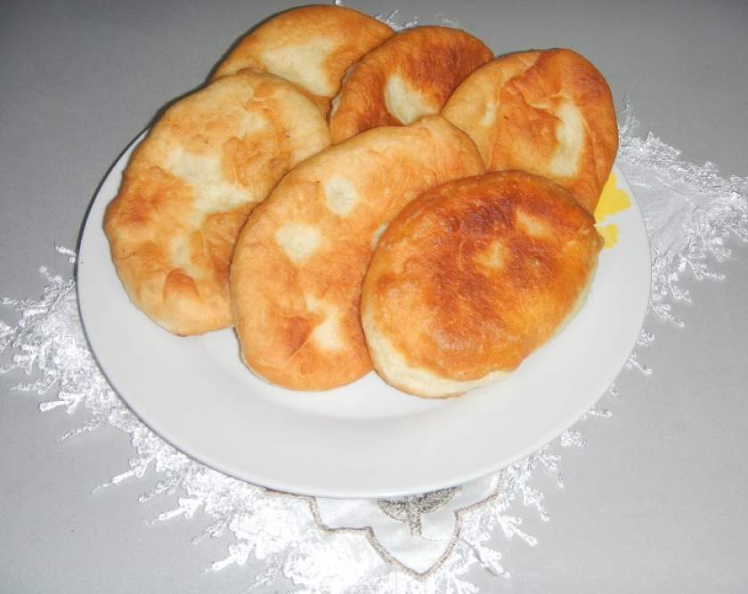 Дріжджові пиріжки з картоплею, смажені на сковорідці