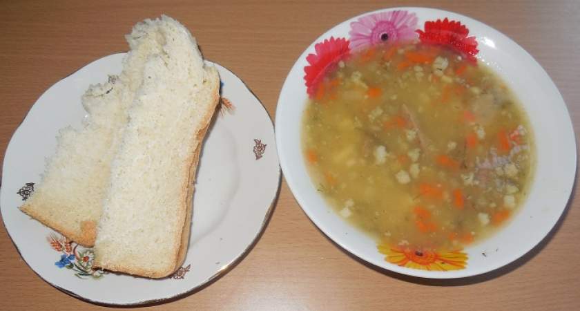 Смачний гороховий суп з копченостями і м'ясом