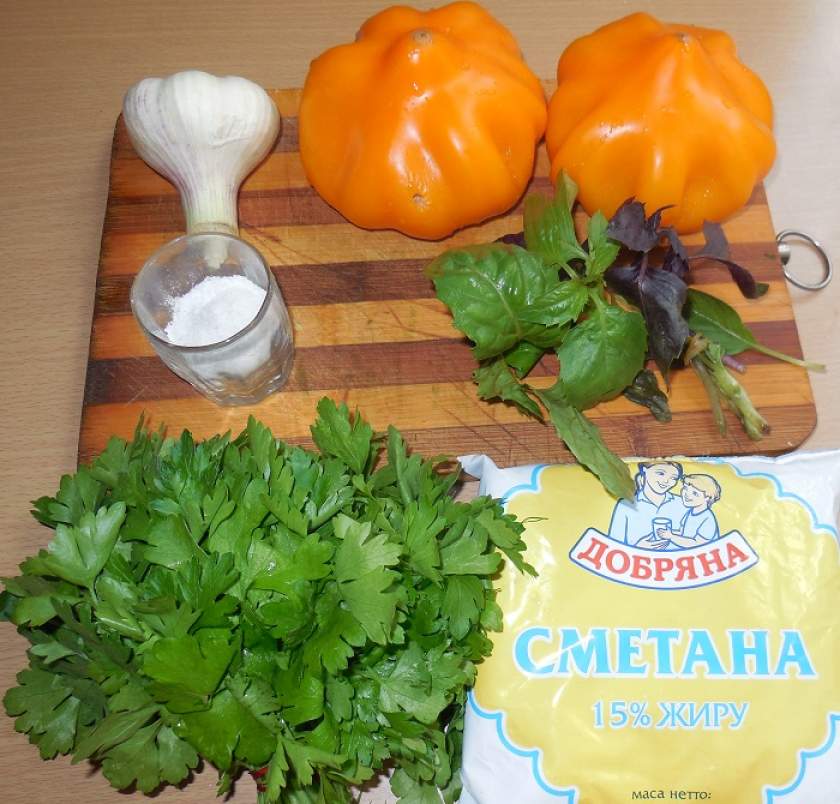 Простий і смачний салат з свіжих помідорів зі сметаною, часником і базиліком