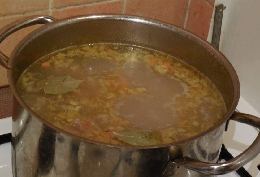 Смачний суп з фрикадельками з фаршу і манки