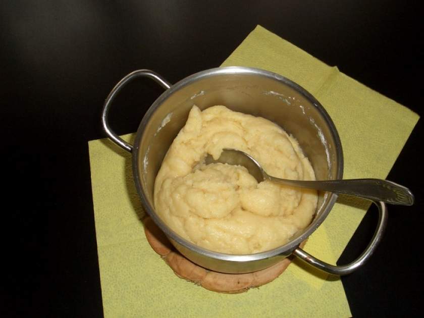 Домашній еклер з заварним кремом і горіхової присипкою