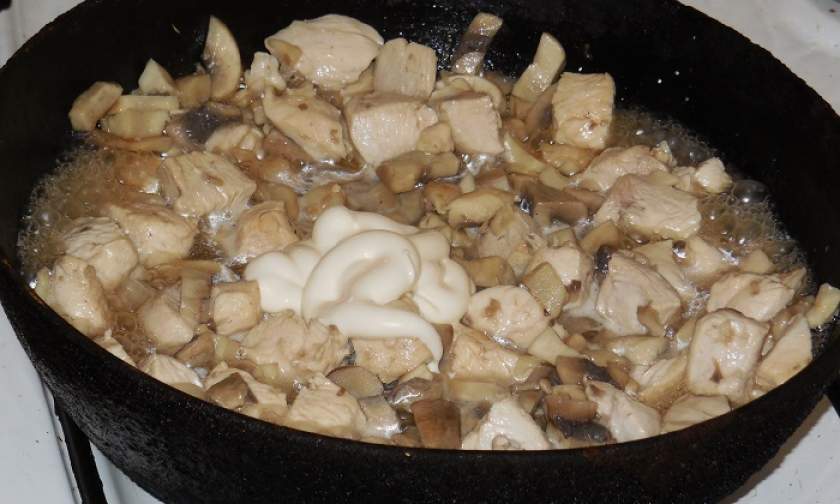 Курка тушкована з грибами: свіжими печерицями і сушеними лісовими грибами