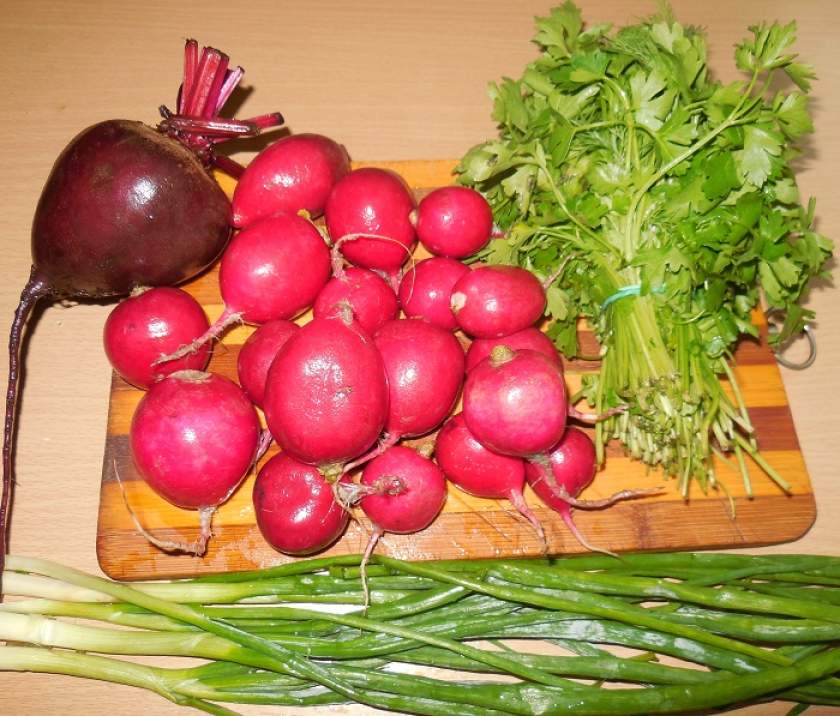 Маринована редиска з буряком і зеленою цибулею — смачний салат з редиски
