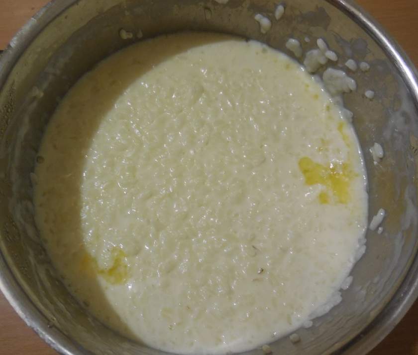 Смачна рисова каша на молоці та воді в каструлі: рідка і класична (густа)
