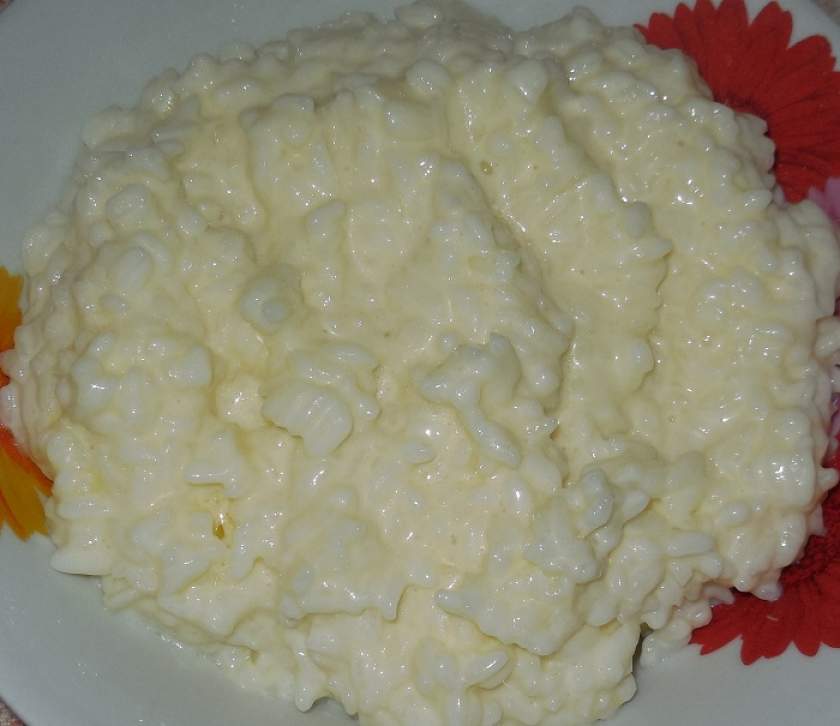 Смачна рисова каша на молоці та воді в каструлі: рідка і класична (густа)