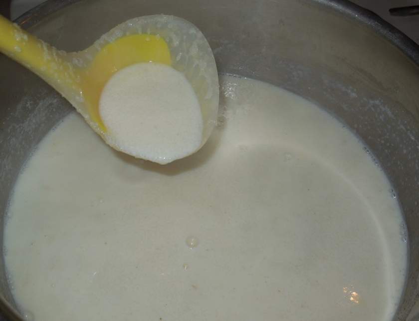 Як варити манну кашу на молоці без грудочок
