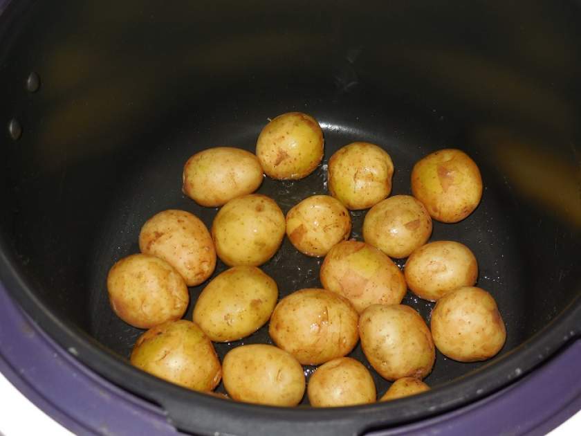 Молода картопля в мультиварці зі сметаною, кропом і часником