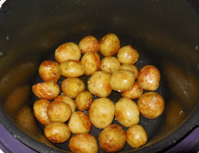Молода картопля в мультиварці зі сметаною, кропом і часником
