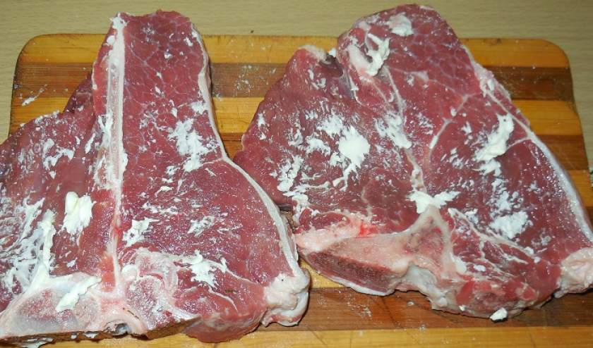 Смачний і соковитий стейк з яловичини або свинини Ти бон
