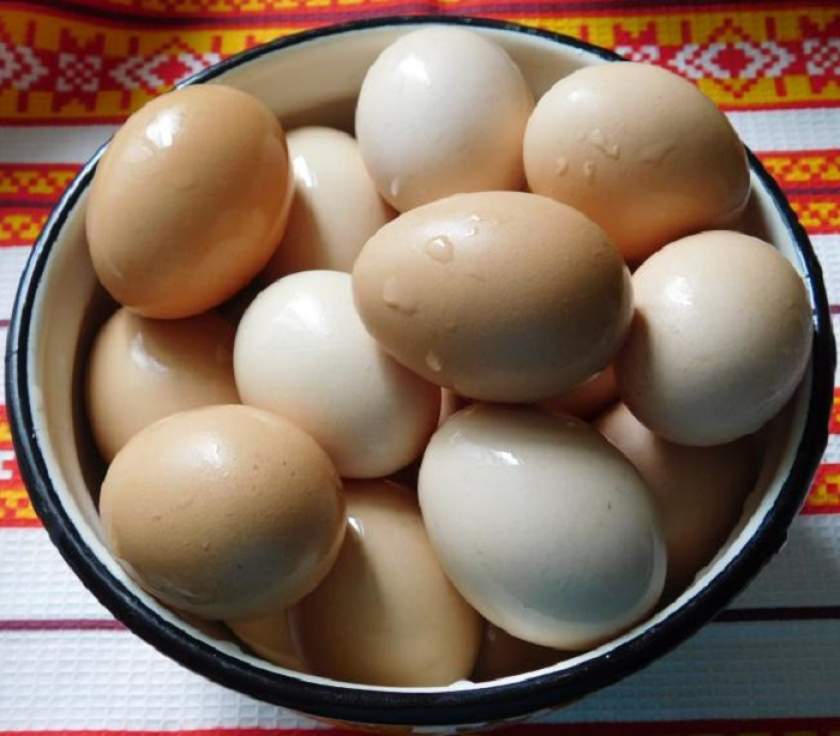 Як пофарбувати яйця в цибулинні з малюнком або рівномірно — покроково