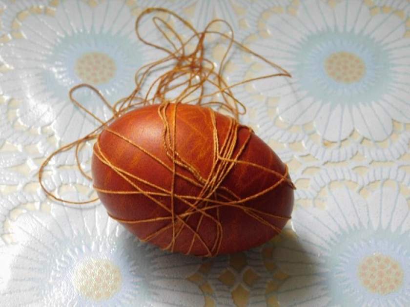 Як пофарбувати яйця в цибулинні з малюнком або рівномірно — покроково